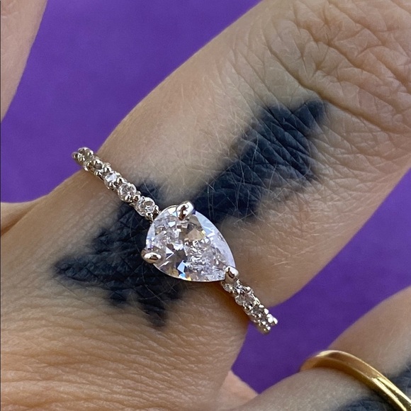 💛 Elegant 18k White Gold Plated Tear Drop-Shaped Ring - Picture 2 of 6